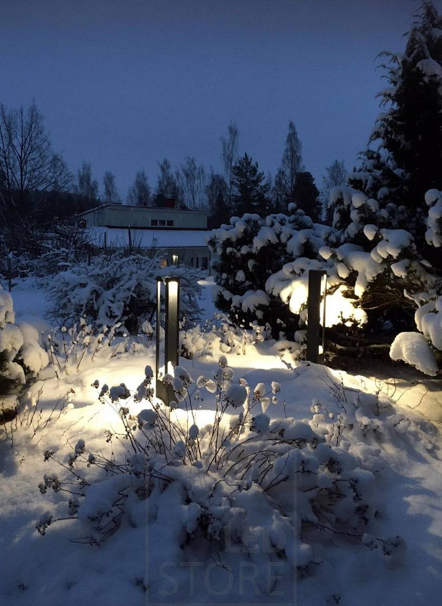 POLARES FUNK iluminando el patio de invierno. La luz se abre en tres direcciones, iluminando eficazmente la zona que las rodea. Ledstore.fi